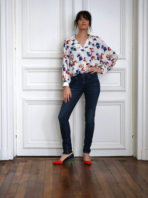 Chemisier Lanvin vintage porté avec un jean foncé et des escarpins colorés dans un style arty parisien