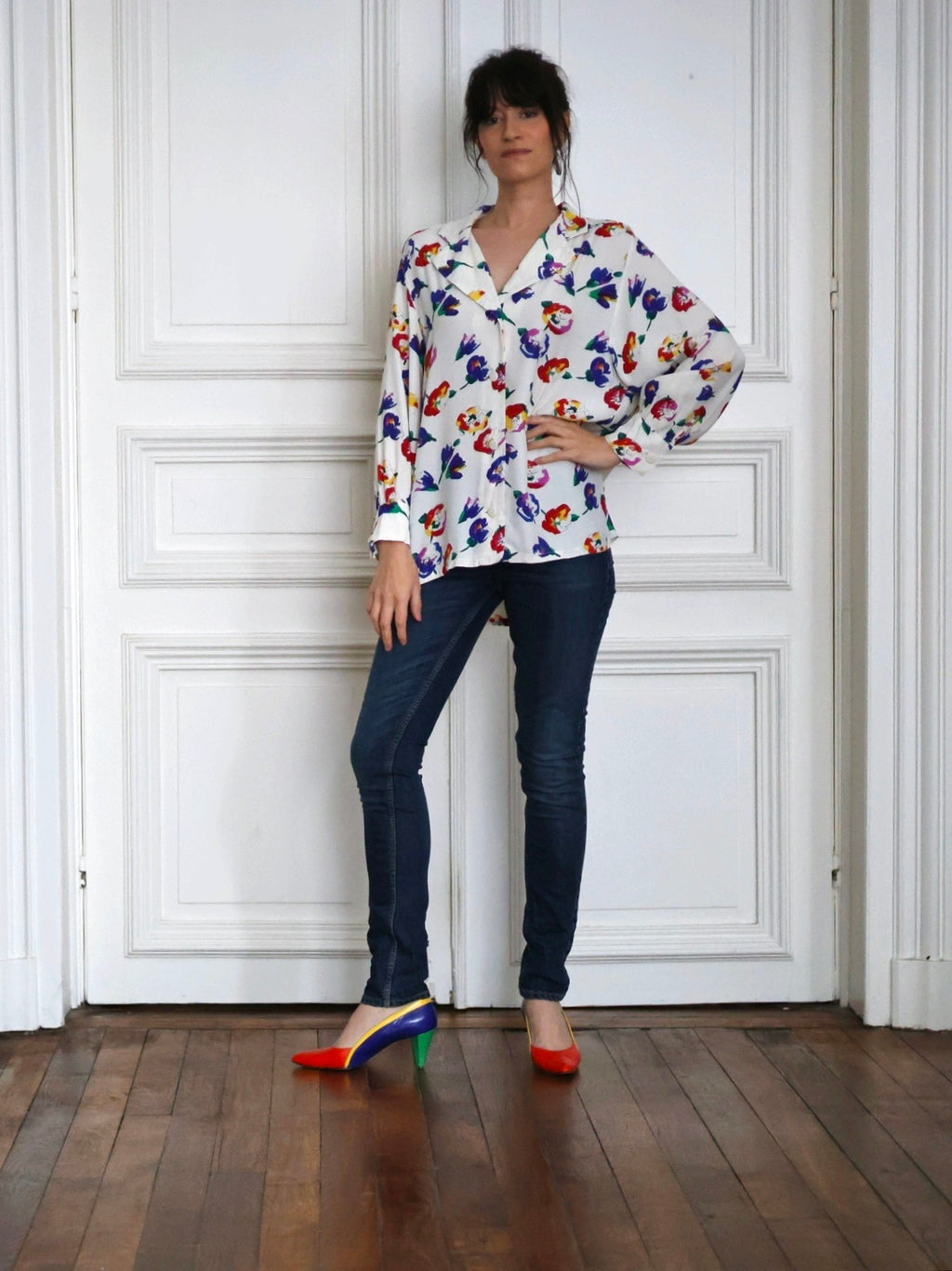 Chemisier Lanvin vintage porté avec un jean foncé et des escarpins colorés dans un style arty parisien
