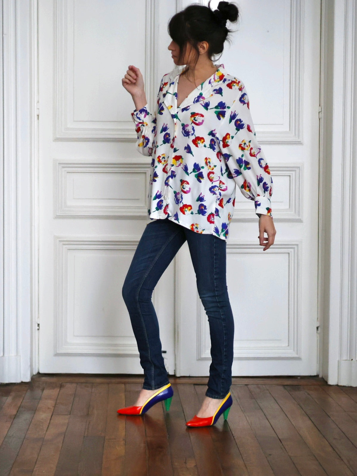 Chemisier Lanvin vintage porté avec un jean foncé et des escarpins colorés dans un style arty parisien