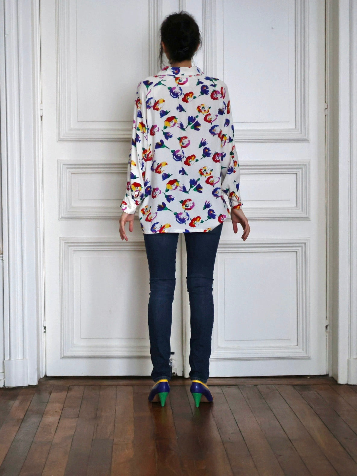 Chemisier Lanvin vintage porté avec un jean foncé et des escarpins colorés dans un style arty parisien