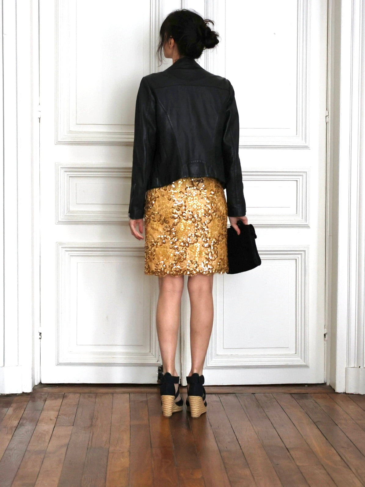 Look rock féminin avec jupe Escada vintage à sequins dorés, veste en cuir noir et espadrilles compensées.