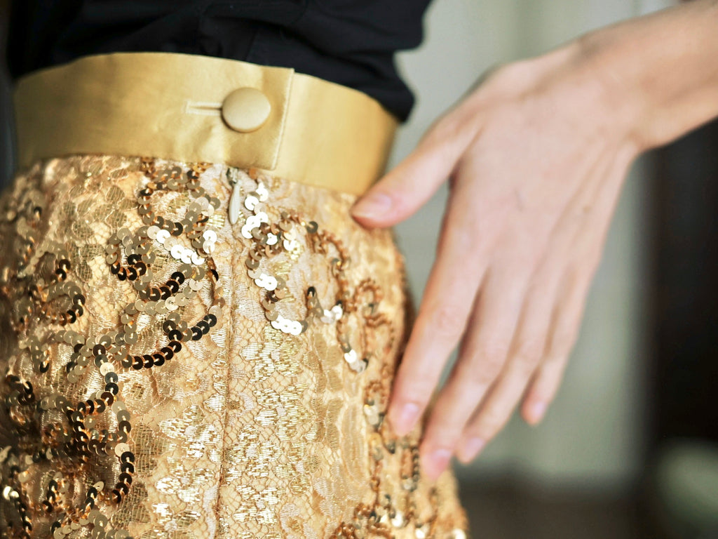 Taille haute en satin de soie doré sur une jupe Escada vintage signée Margaretha Ley. pau wu pauwu 