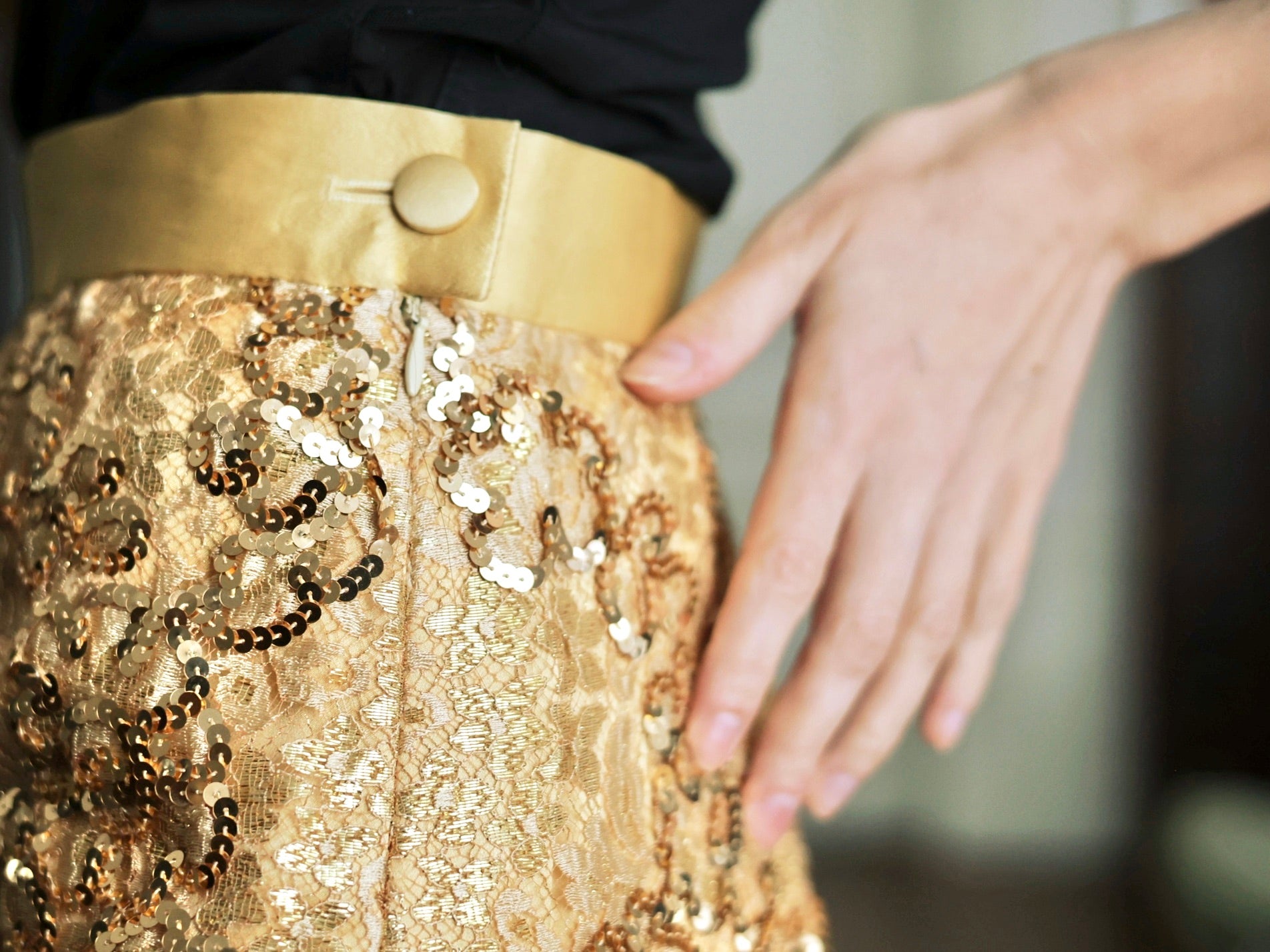 Taille haute en satin de soie doré sur une jupe Escada vintage signée Margaretha Ley. pau wu pauwu 