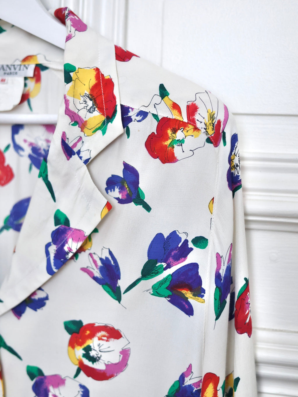 Détail de l'imprimé floral coloré d'un chemisier Lanvin vintage des années 90