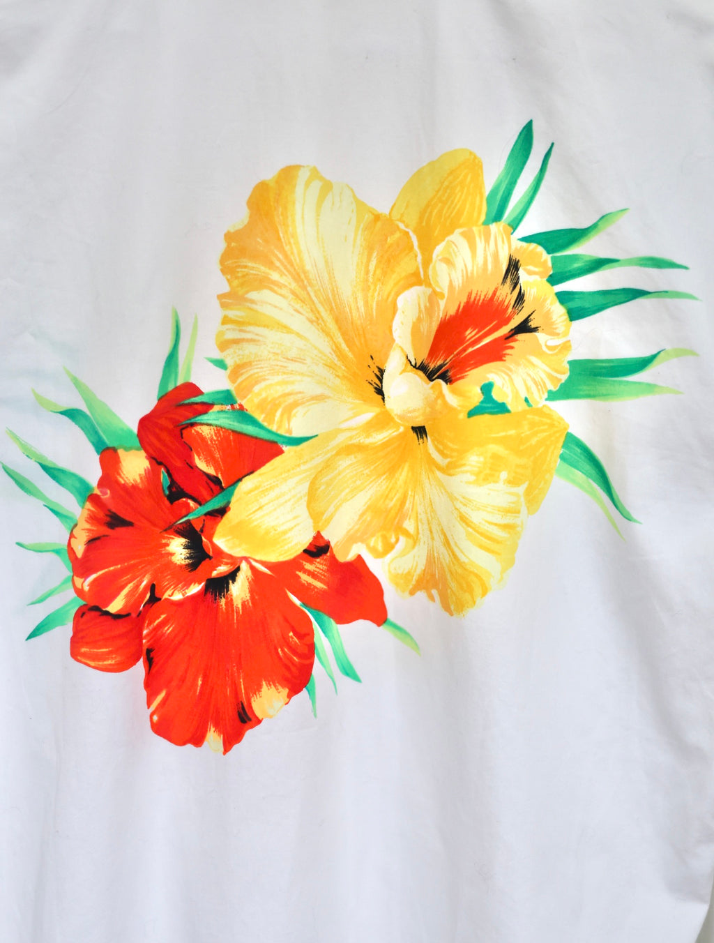 Gros plan sur l'imprimé hibiscus d'une chemise vintage Escada Margaretha Ley en coton.