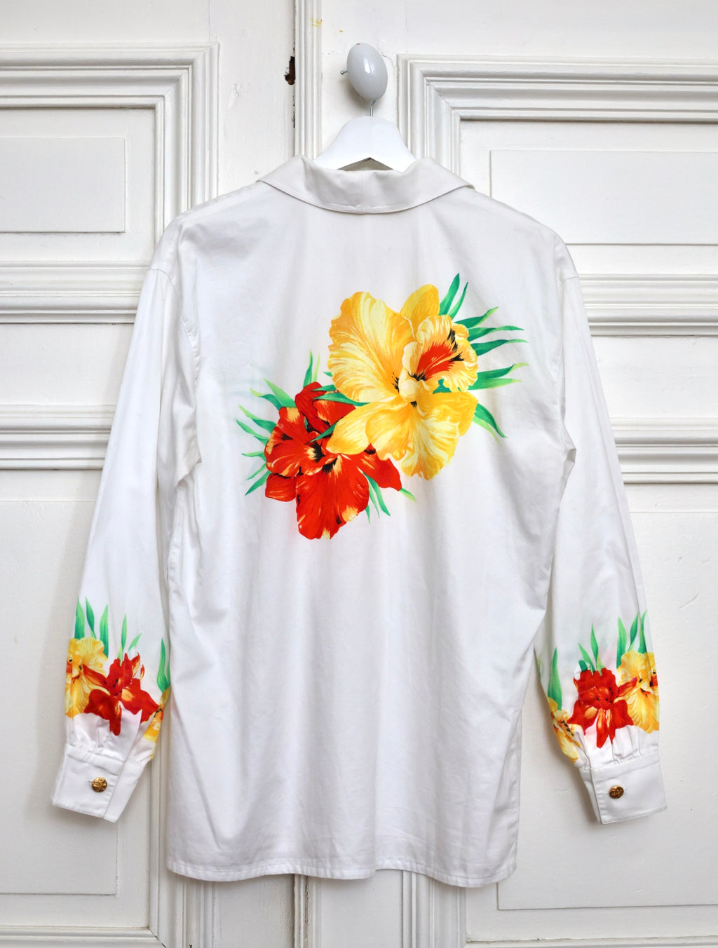 vue de dos Chemise vintage Escada Margaretha Ley en coton blanc à imprimé hibiscus rouge et jaune, boutons bijoux dorés en forme de fleurs, années 80