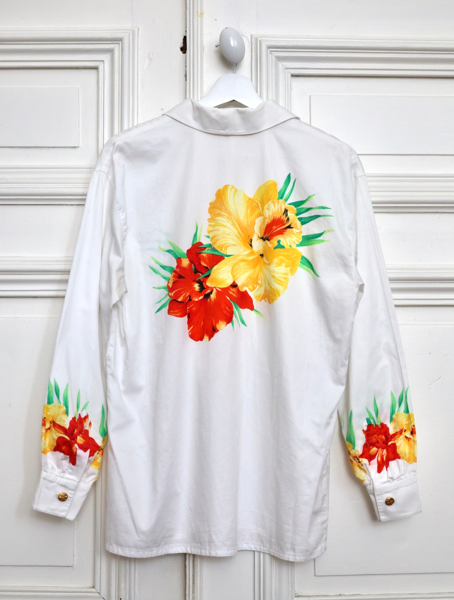 vue de dos Chemise vintage Escada Margaretha Ley en coton blanc à imprimé hibiscus rouge et jaune, boutons bijoux dorés en forme de fleurs, années 80