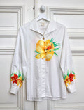 Chemise vintage Escada Margaretha Ley en coton blanc à imprimé hibiscus rouge et jaune, boutons bijoux dorés en forme de fleurs, années 80