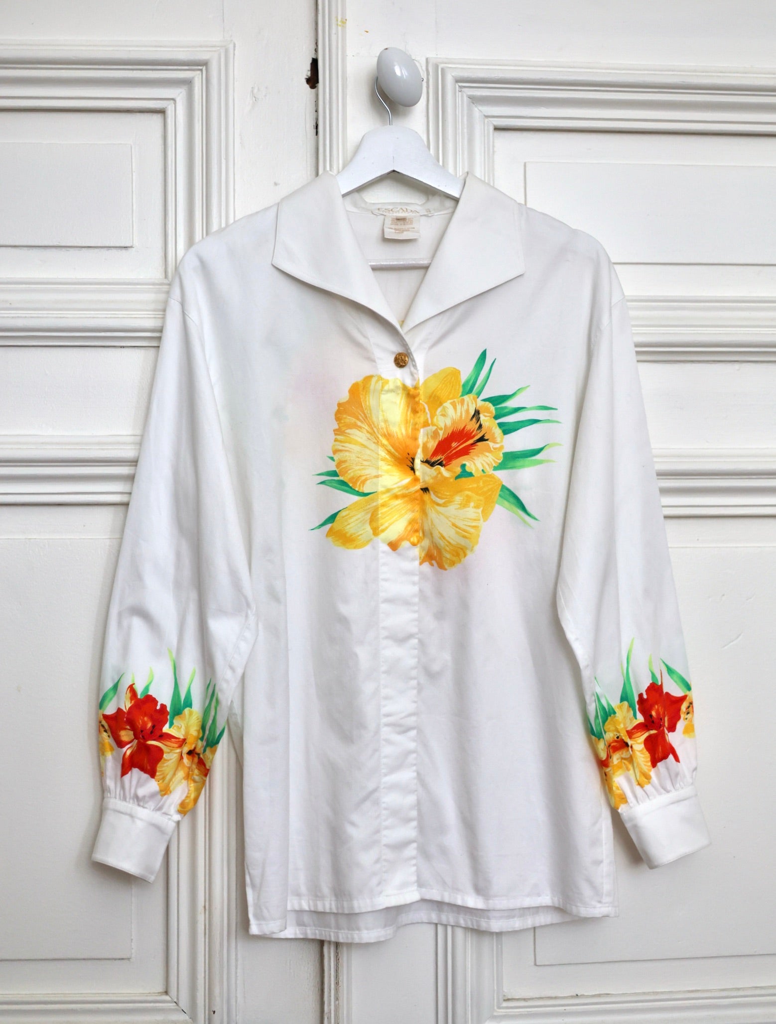 Chemise vintage Escada Margaretha Ley en coton blanc à imprimé hibiscus rouge et jaune, boutons bijoux dorés en forme de fleurs, années 80