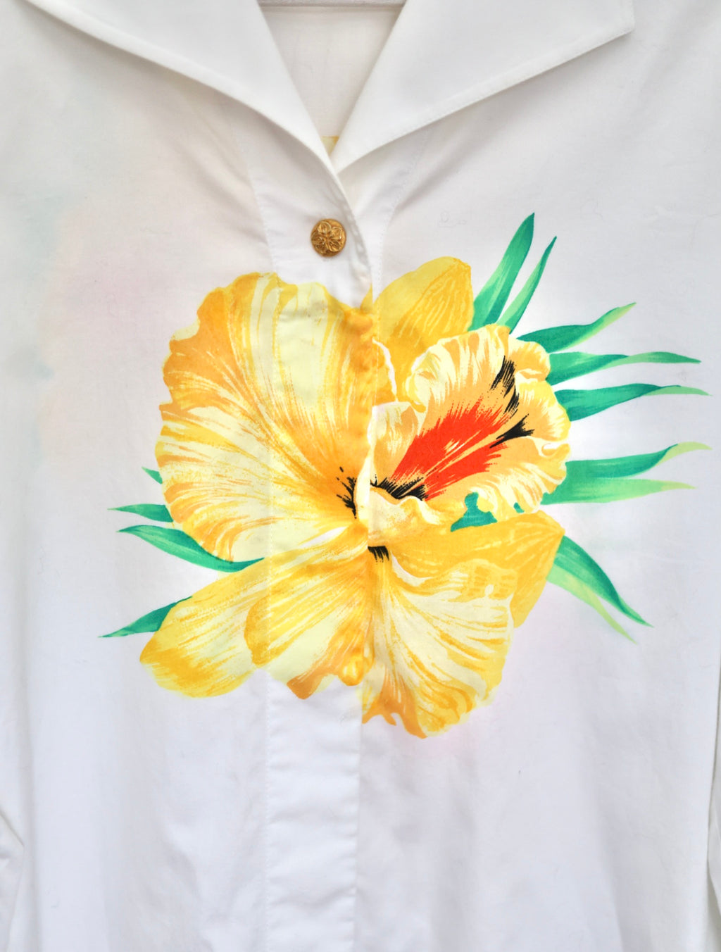 Gros plan sur l'imprimé hibiscus d'une chemise vintage Escada Margaretha Ley en coton.