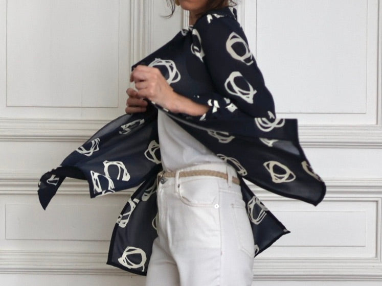 Chemisier vintage Guy Laroche Paris 38  fluide bleu marine imprimé graphique