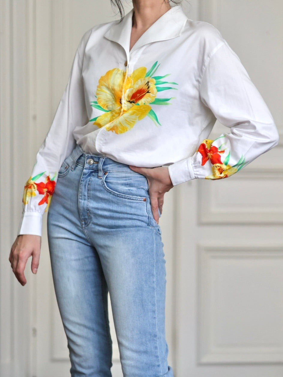 Détail de la chemise vintage Escada années 1980 avec imprimé floral exotique hibiscus et boutons bijoux dorés signés Margaretha Ley.