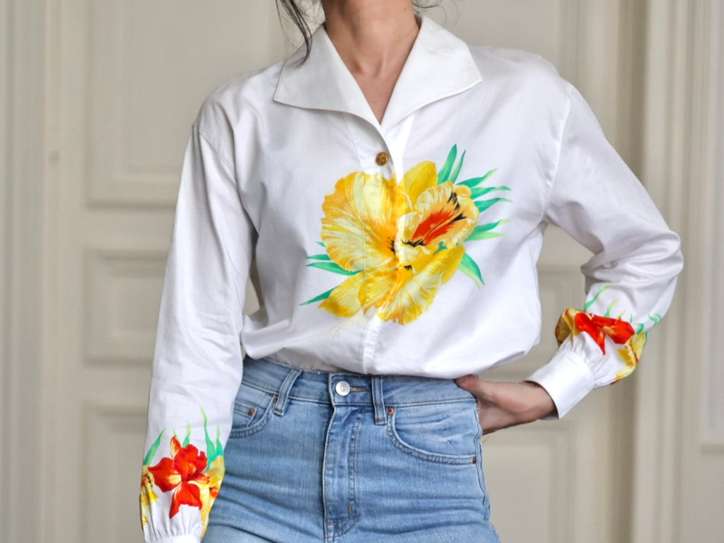 Chemise vintage Escada Margaretha Ley en coton blanc à imprimé hibiscus rouge et jaune, boutons bijoux dorés en forme de fleurs, années 80