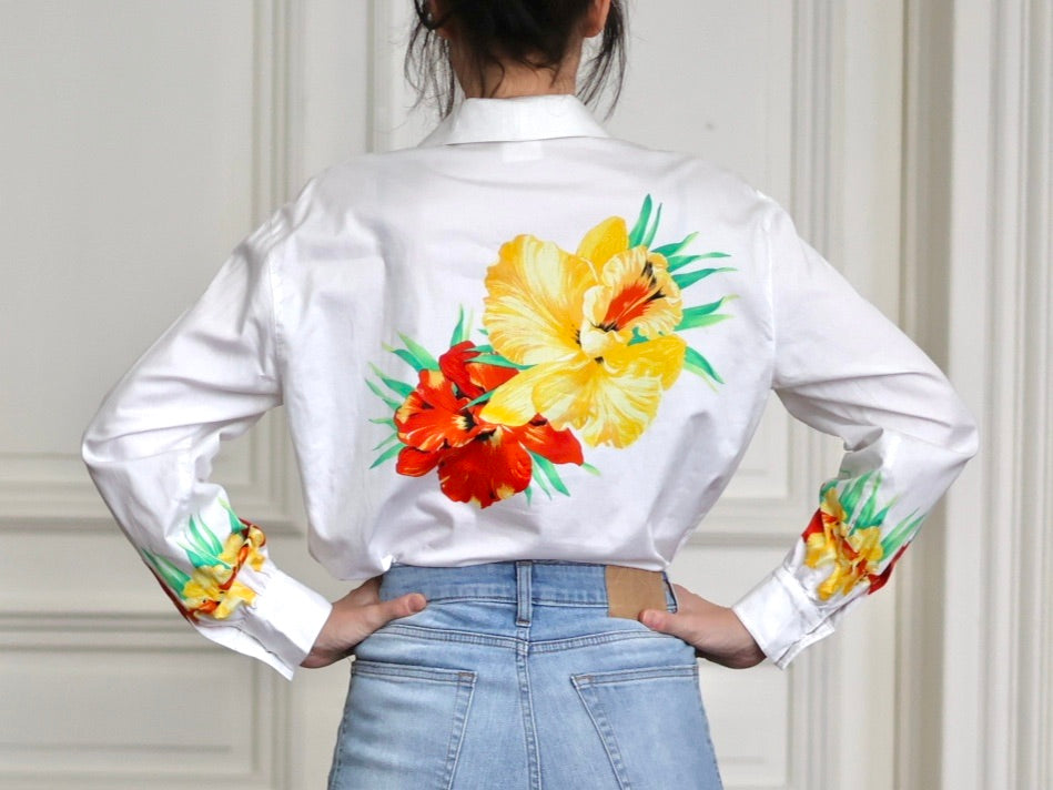 Vue de dos Chemise vintage Escada Margaretha Ley en coton blanc à imprimé hibiscus rouge et jaune, boutons bijoux dorés en forme de fleurs, années 80