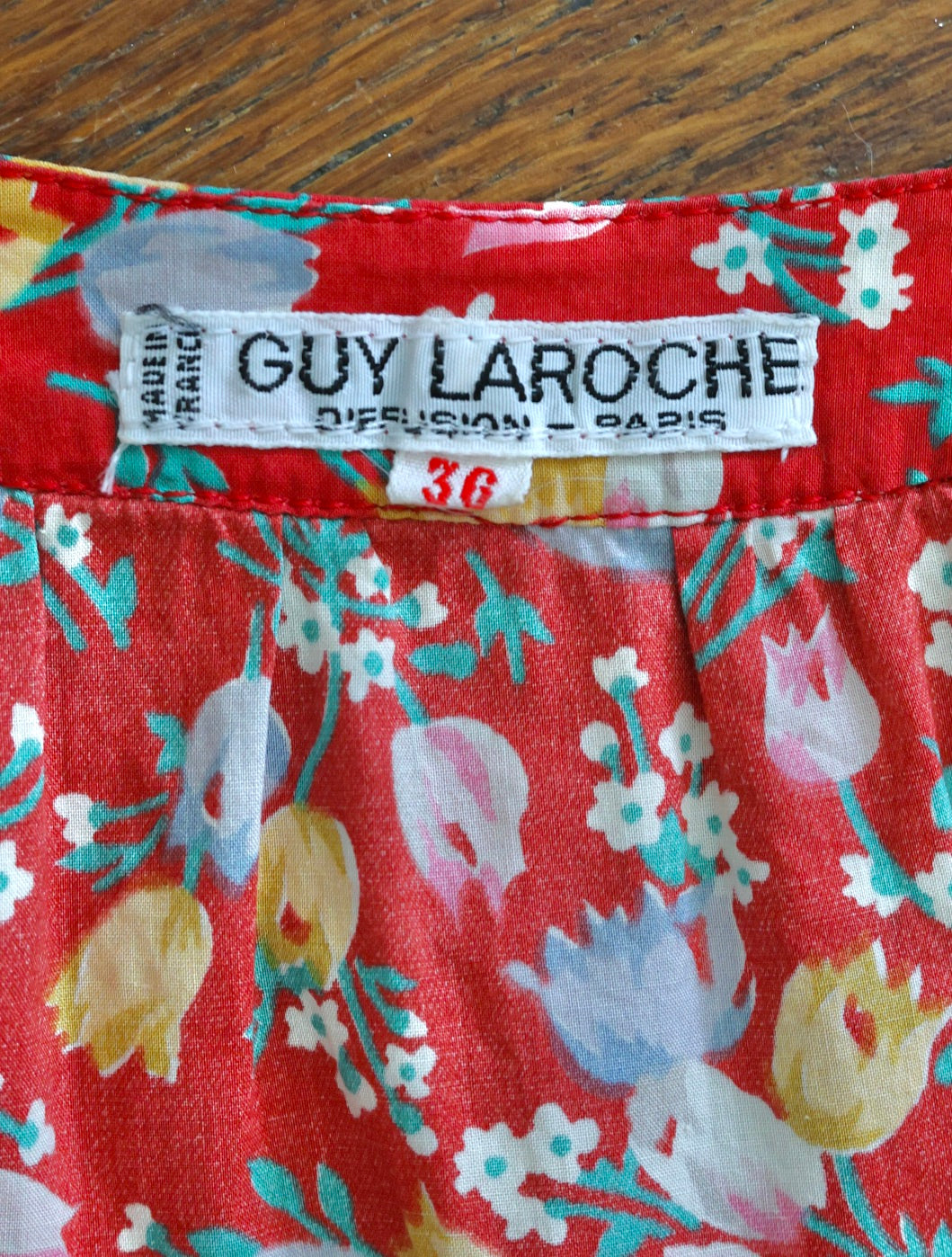 Robe Guy Laroche en coton fleuri rouge brique 70s