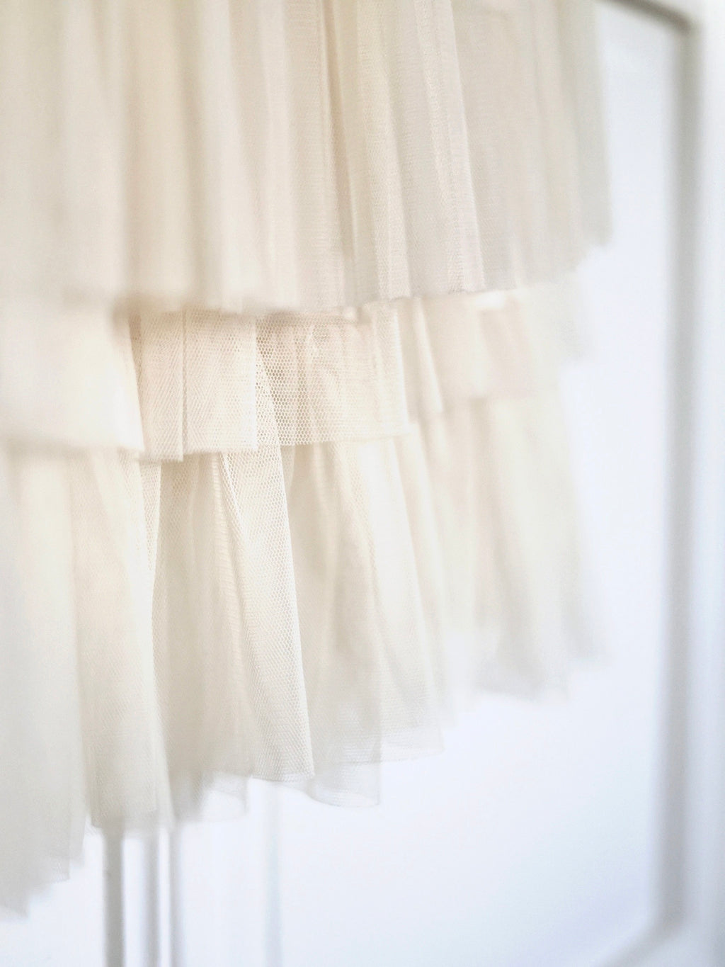 Jupe tutu en tulle écru Heaven & Earth circa années 2010, jupe plissée romantique et aérienne, taille élastique 36/38, style ballerine chic, volume léger et fluide, jupe nude vintage moderne, look féminin et poétique, tenue élégante et bohème, silhouette danseuse, tulle écru vaporeux, style Carrie Bradshaw, mode romantique et sophistiquée.
pau wu pauwu