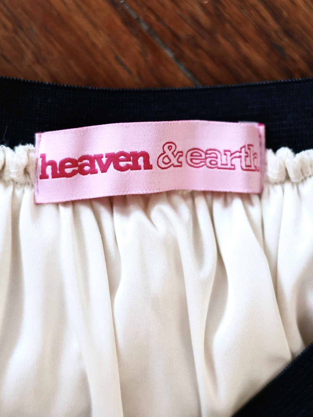 Jupe tutu en tulle écru Heaven & Earth circa années 2010, jupe plissée romantique et aérienne, taille élastique 36/38, style ballerine chic, volume léger et fluide, jupe nude vintage moderne, look féminin et poétique, tenue élégante et bohème, silhouette danseuse, tulle écru vaporeux, style Carrie Bradshaw, mode romantique et sophistiquée.
pau wu pauwu