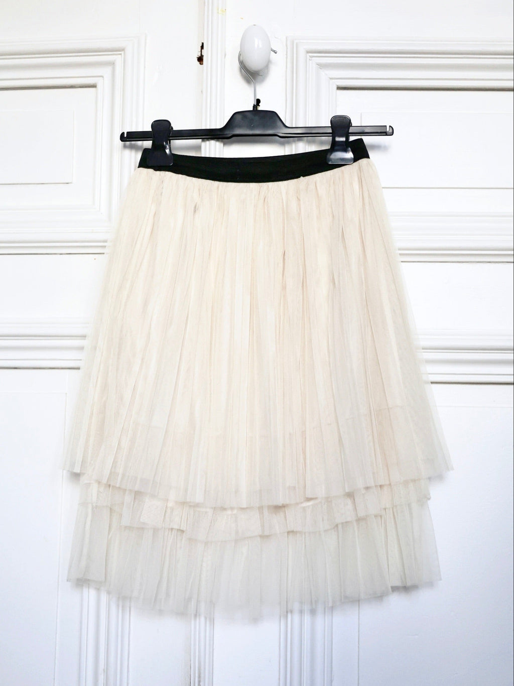 Jupe tutu en tulle écru Heaven & Earth circa années 2010, jupe plissée romantique et aérienne, taille élastique 36/38, style ballerine chic, volume léger et fluide, jupe nude vintage moderne, look féminin et poétique, tenue élégante et bohème, silhouette danseuse, tulle écru vaporeux, style Carrie Bradshaw, mode romantique et sophistiquée.
pau wu pauwu