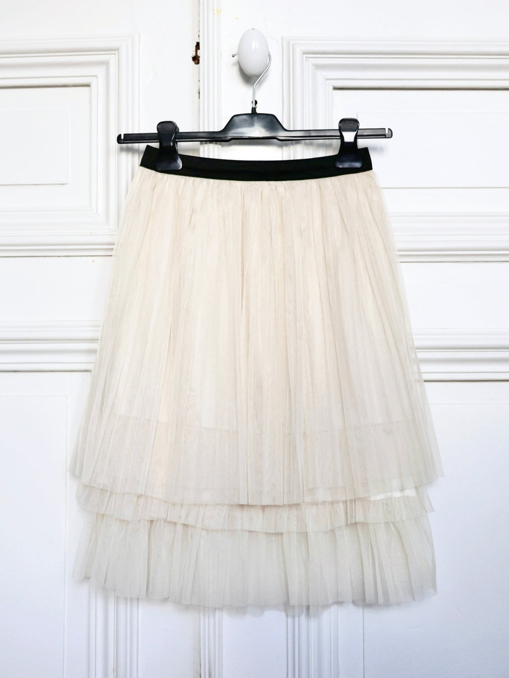 Jupe tutu en tulle écru Heaven & Earth circa années 2010, jupe plissée romantique et aérienne, taille élastique 36/38, style ballerine chic, volume léger et fluide, jupe nude vintage moderne, look féminin et poétique, tenue élégante et bohème, silhouette danseuse, tulle écru vaporeux, style Carrie Bradshaw, mode romantique et sophistiquée.
pau wu pauwu