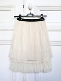 Jupe tutu en tulle écru Heaven & Earth circa années 2010, jupe plissée romantique et aérienne, taille élastique 36/38, style ballerine chic, volume léger et fluide, jupe nude vintage moderne, look féminin et poétique, tenue élégante et bohème, silhouette danseuse, tulle écru vaporeux, style Carrie Bradshaw, mode romantique et sophistiquée.
pau wu pauwu