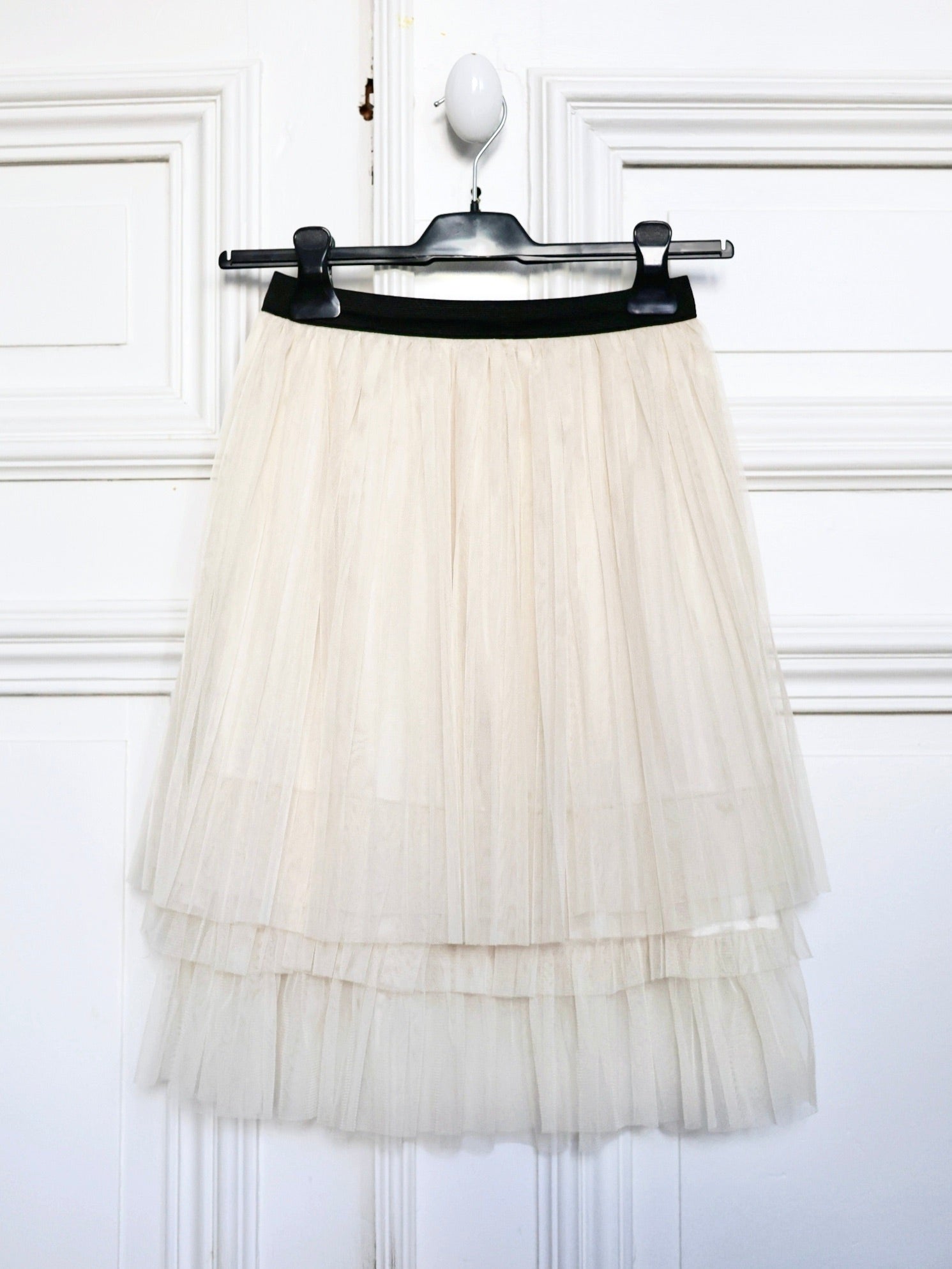 Jupe tutu en tulle écru Heaven & Earth circa années 2010, jupe plissée romantique et aérienne, taille élastique 36/38, style ballerine chic, volume léger et fluide, jupe nude vintage moderne, look féminin et poétique, tenue élégante et bohème, silhouette danseuse, tulle écru vaporeux, style Carrie Bradshaw, mode romantique et sophistiquée.
pau wu pauwu